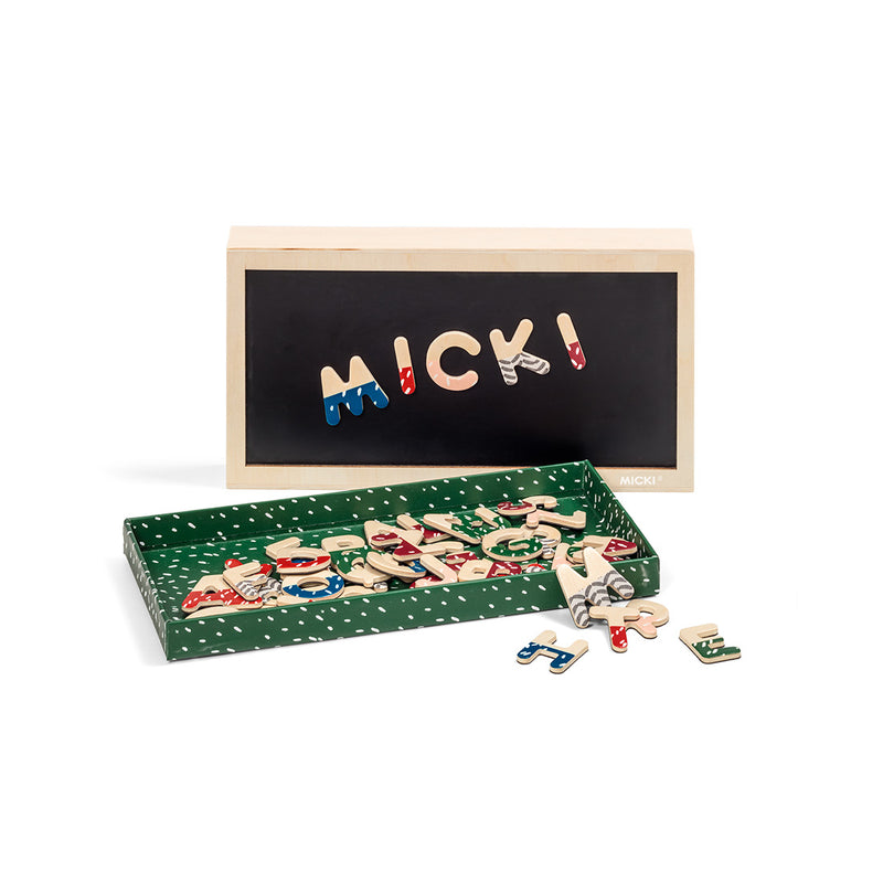 Micki Children Magnetic Letters tra cui scatola e tavolo