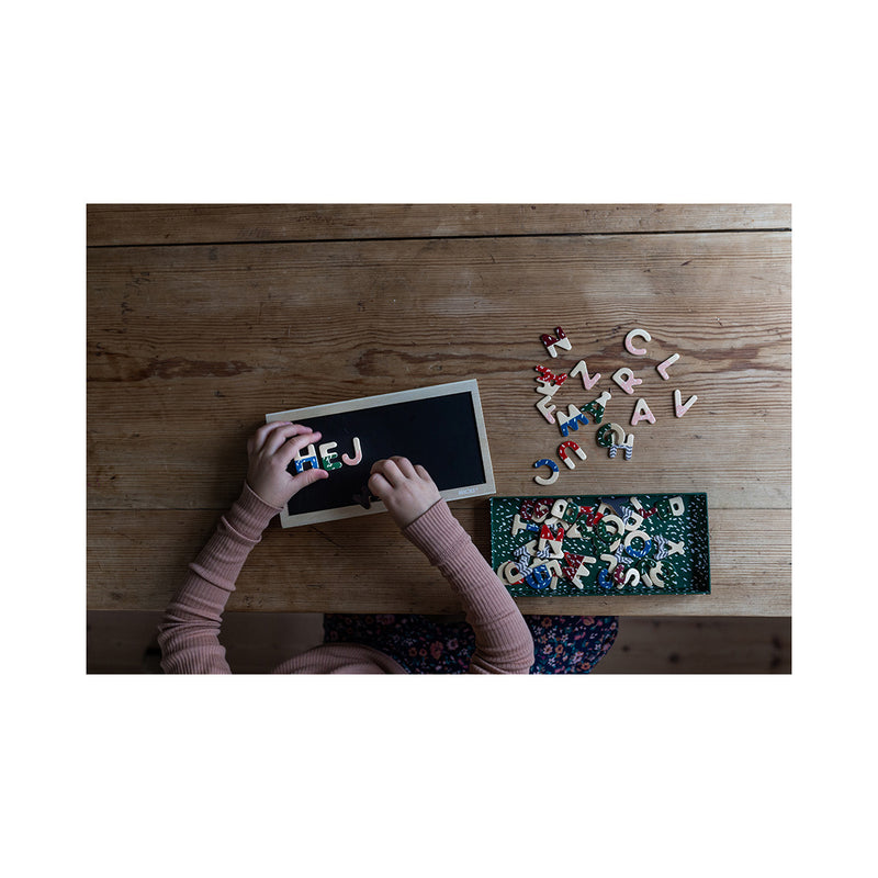 Micki Children Magnetic Letters tra cui scatola e tavolo