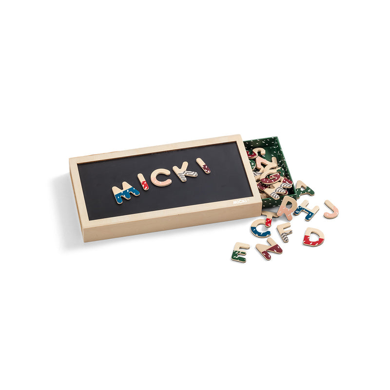Lettres magnétiques des enfants Micki, y compris la boîte et la table