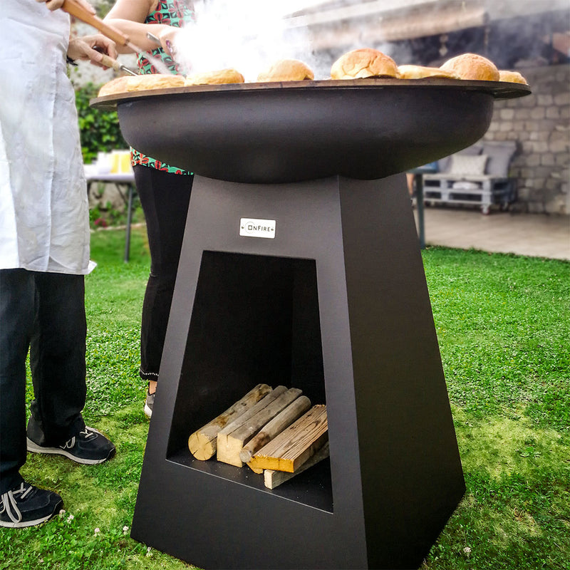 OnFire Feuerstelle BBQ 95x86 cm mit Holzlager schwarz pulverbeschichtet