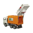 Fratello che gioca veicoli, camion della spazzatura a baldacchino