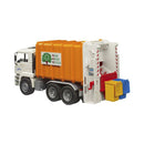 Fratello che gioca veicoli, camion della spazzatura a baldacchino