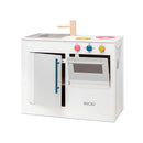 I bambini di Micki giocano alla cucina