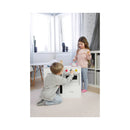 I bambini di Micki giocano alla cucina