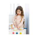 I bambini di Micki giocano alla cucina