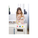 I bambini di Micki giocano alla cucina