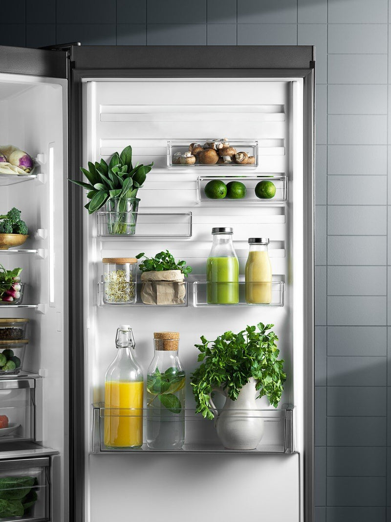 Electrolux installation refrigerator with freezer compartment IK2670BNR